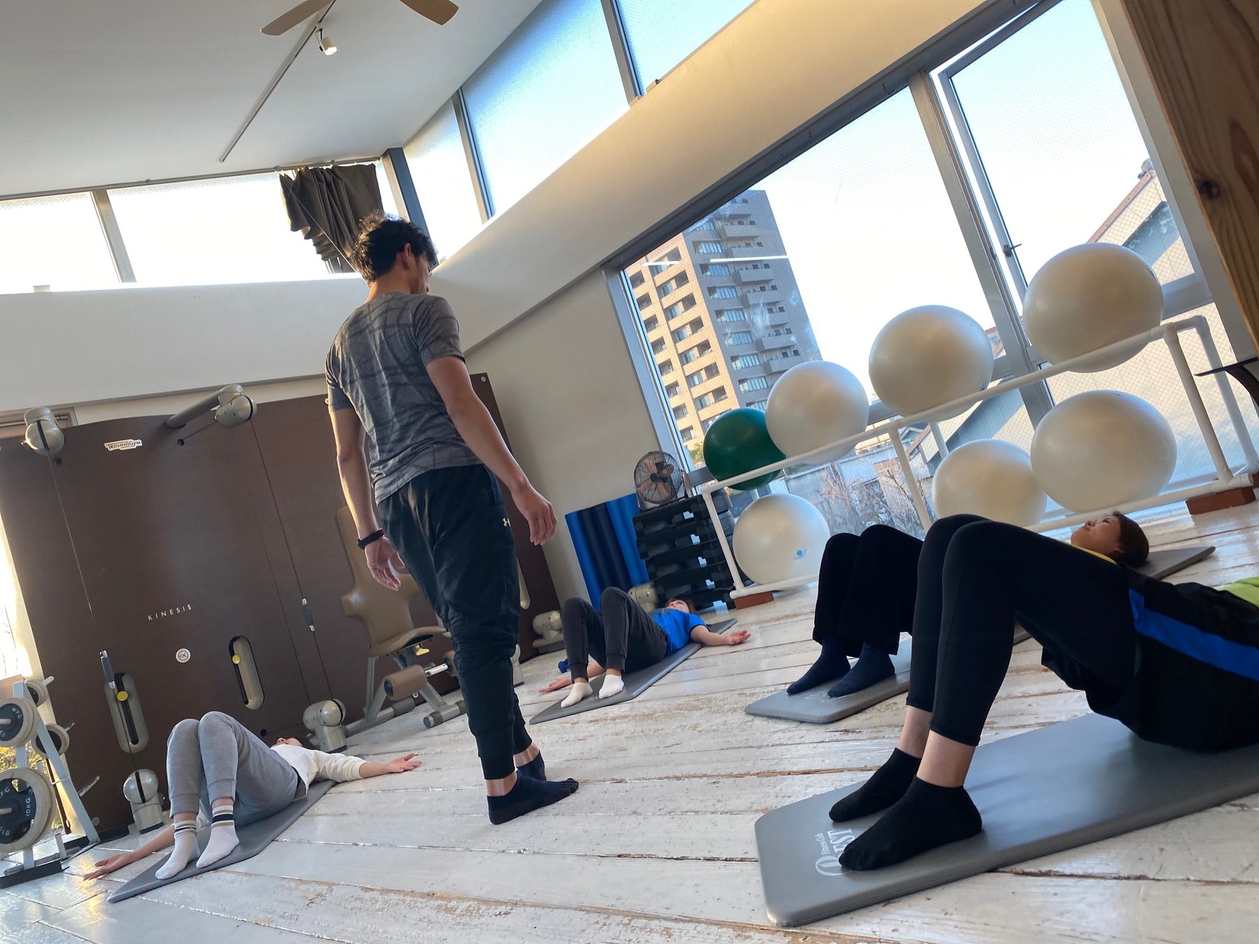 RELI.STYLE FITNESS のグループレッスン。トレーナーが会員の動きを見ている
