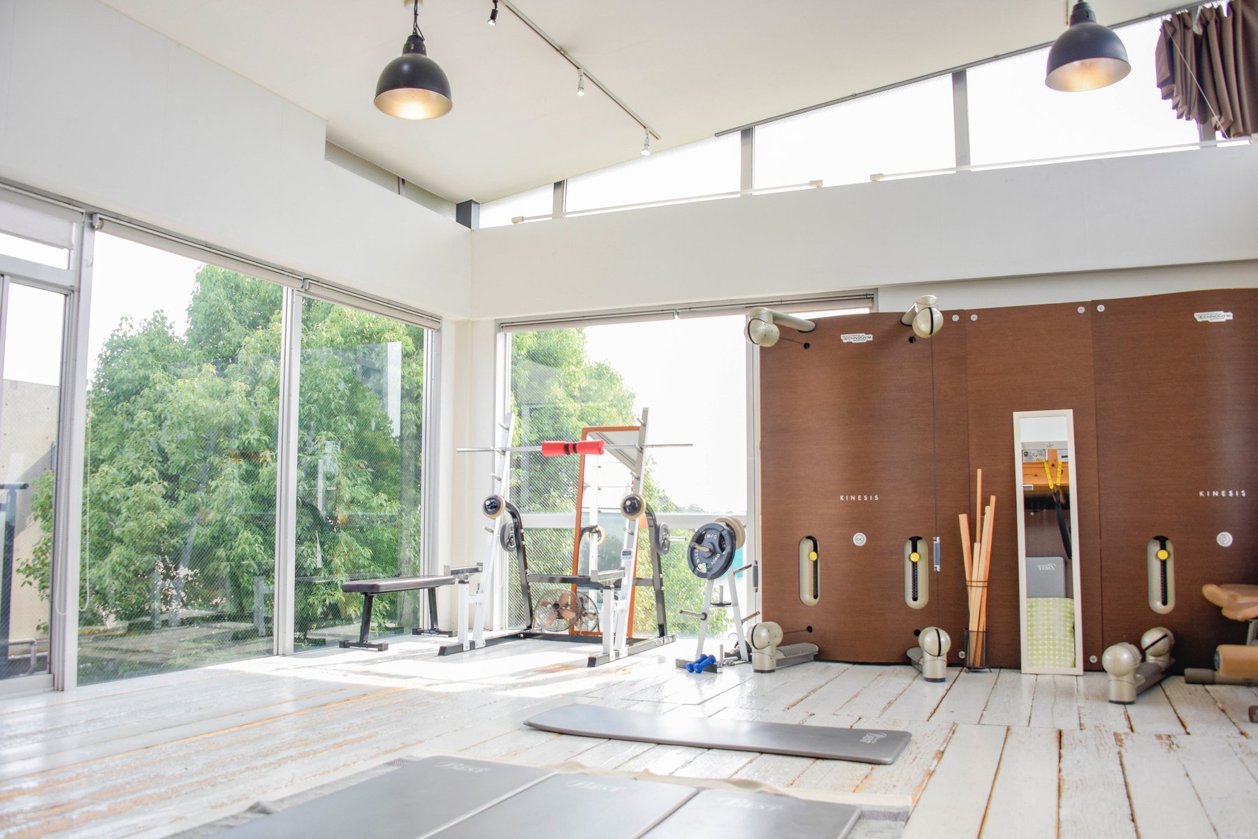 RELI.STYLE FITNESS の店内。大きな窓から光が入るトレーニングスペース