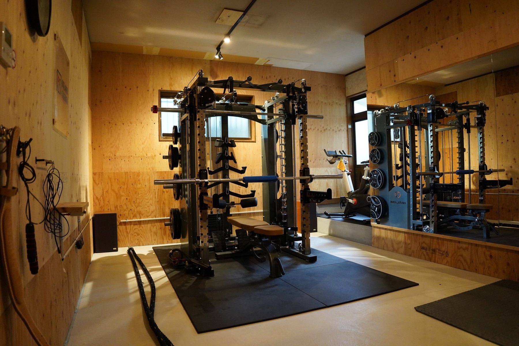 OUTLAWER STRENGTH の個室。高重量トレーニングに対応した設備